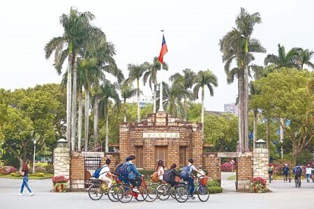 教育部「彈性薪資方案」對於辦理成效良好學校,另進行加碼補助,2024年起每年加碼補助經費提高到8億元,受惠人數加倍到2200人。圖為台大學生上下課情形。(本報資料照片)