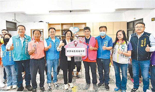 彰化縣政府極力拓展社區照顧關懷據點,第343個據點位在彰化縣和美鎮的中寮社區,11月由縣長王惠美(右五)親自揭牌。(彰化縣政府提供/吳建輝彰化傳真)