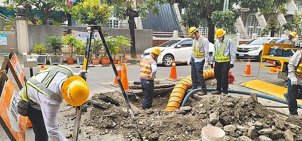 高雄市區2日晚間傳出路面破裂,位於三民區遼寧二街一處路面出現隆起裂開,經研判為台電電纜接頭故障導致,已於3日進場修復。(台電提供/任義宇高雄傳真)