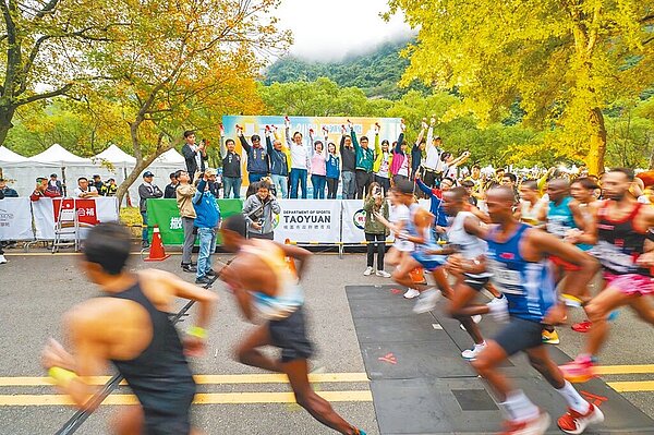 桃園市石門水庫楓半馬3日登場,國內外5500名跑者參與,民眾反映在接駁點等不到接駁車。體育局為補償損失,將主動退費給171名跑者,強調未來會加強交通規畫。圖/桃園市政府提供