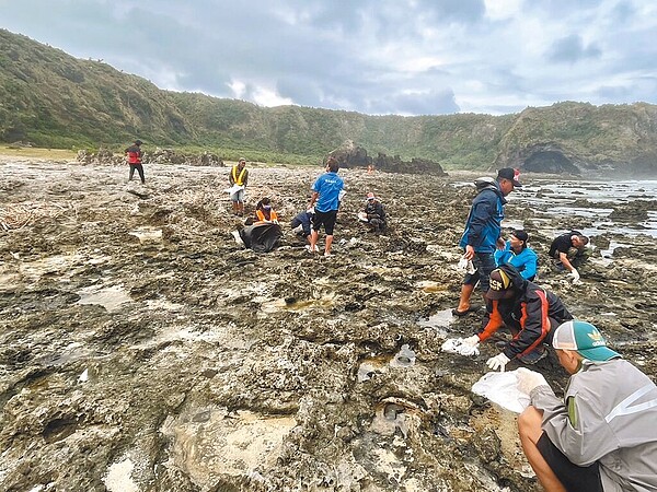 綠島鄉公所2日獲報柚子湖沿岸珊瑚礁岩遭黑油汙染，第一時間派清潔隊員以吸油棉、攔油索進行除油。（綠島鄉公所提供／蕭嘉蕙台東傳真）