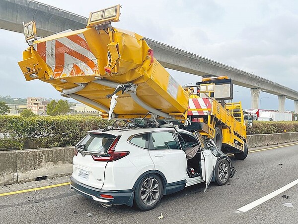 處理事故的國道緩撞車，屢傳被撞事故。圖為11月底國道1號發生自小客車撞擊高公局委外施工廠商緩撞車，幸無人受傷。（警方提供）