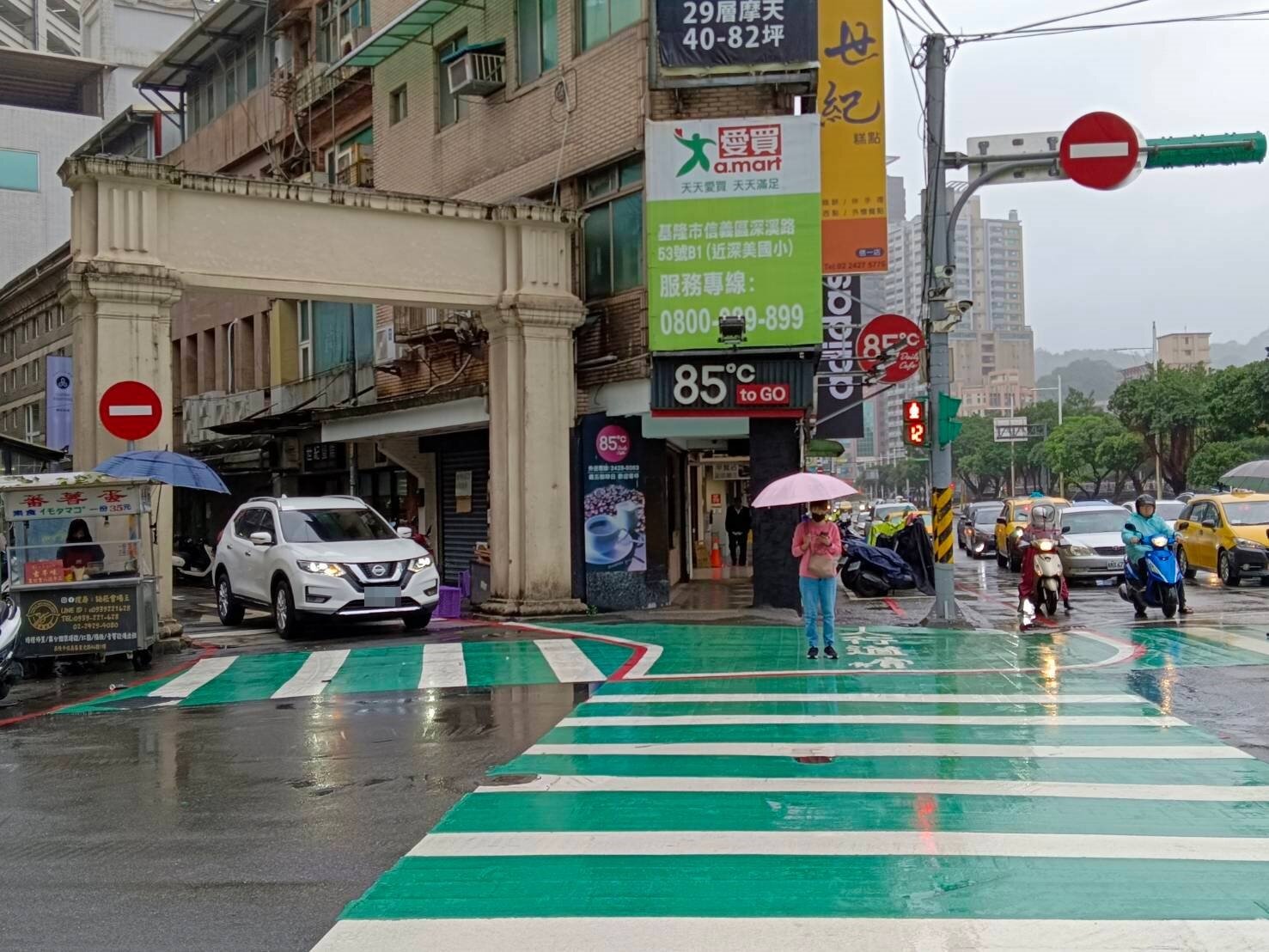 基隆市政府交通處在信一路、義二路口,畫設一大片綠底的「人行道」,做為行人停等區,另在義二路2巷口畫設「綠斑馬」,希望減少人車交織亂象,人車通行更加安全。記者邱瑞杰/攝影