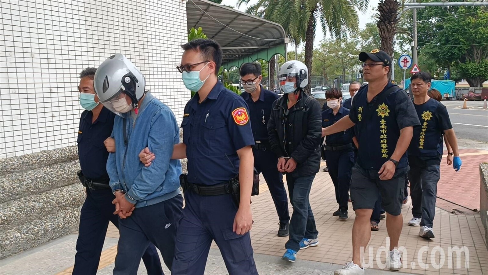 台南將軍槍擊案警方不到40小時破案，查出莊姓槍手（左二戴安全帽低頭者）竟是學甲某私壇宮主。記者謝進盛／攝影 