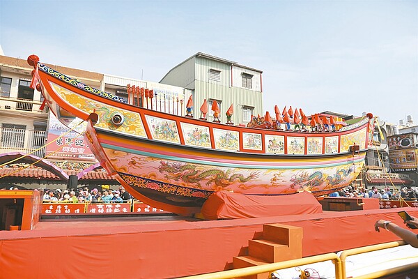 大甲鎮瀾宮於明年重修落成,今年底舉行甲辰年重修慶成祈安七朝清醮大典,委託東港東隆宮師傅建造王船,昨舉行開光、剪綵典禮。記者張已亷/攝影