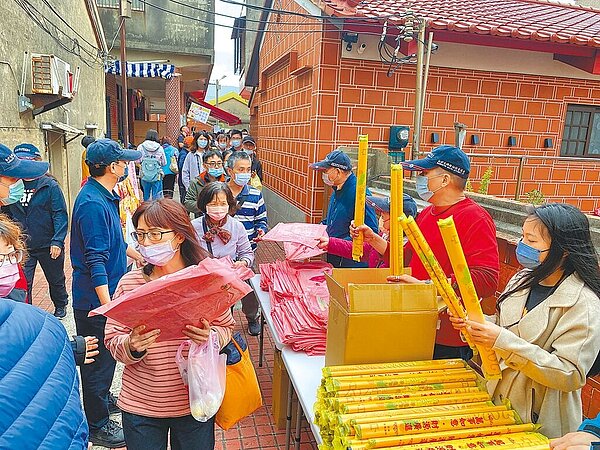 民間組織白沙屯媽祖婆網站，製作白沙屯媽祖年曆、月曆藉此推廣白沙屯媽慈悲之心， 3日免費結緣發送，許多信眾不遠千里，甚至從金門、馬祖來排隊，現場排隊人潮一度綿延2公里，場面相當壯觀。圖／駱調彬提供
