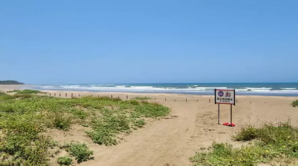 新北市議員鄭宇恩希望可以有條件開放淡水沙崙海水浴場,市府表示將會研議。圖/鄭宇恩提供