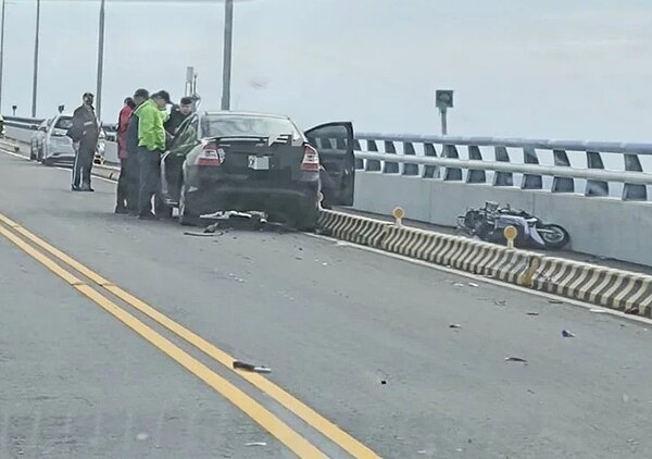 金門大橋驚傳死亡車禍,一名無照的李姓青年開車撞上洪姓阿嬤,造成阿嬤傷重不治。圖/民眾提供