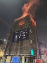 高雄新建大樓7樓頂樓失火　火光照亮夜空消防搶救控制