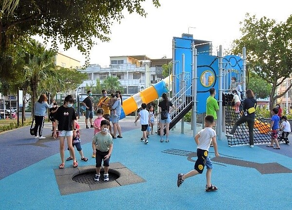 信蚵公園近期啟動改造計畫,遊戲區融入了海洋生物意象。圖/高雄市工務局提供