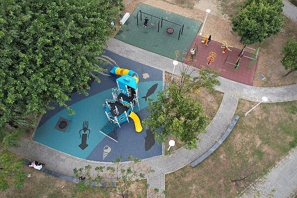 信蚵公園近期啟動改造計畫,遊戲區融入了海洋生物意象。圖/高雄市工務局提供