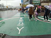 基隆斑馬線首創行人停等區　避免行人被車流左右夾擊