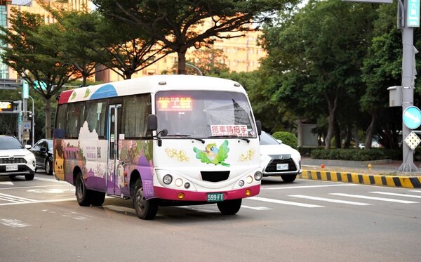 新竹縣調整市區公車各路線的合理營運成本，由原本42.981元調升至52.991元。圖／新竹縣政府提供