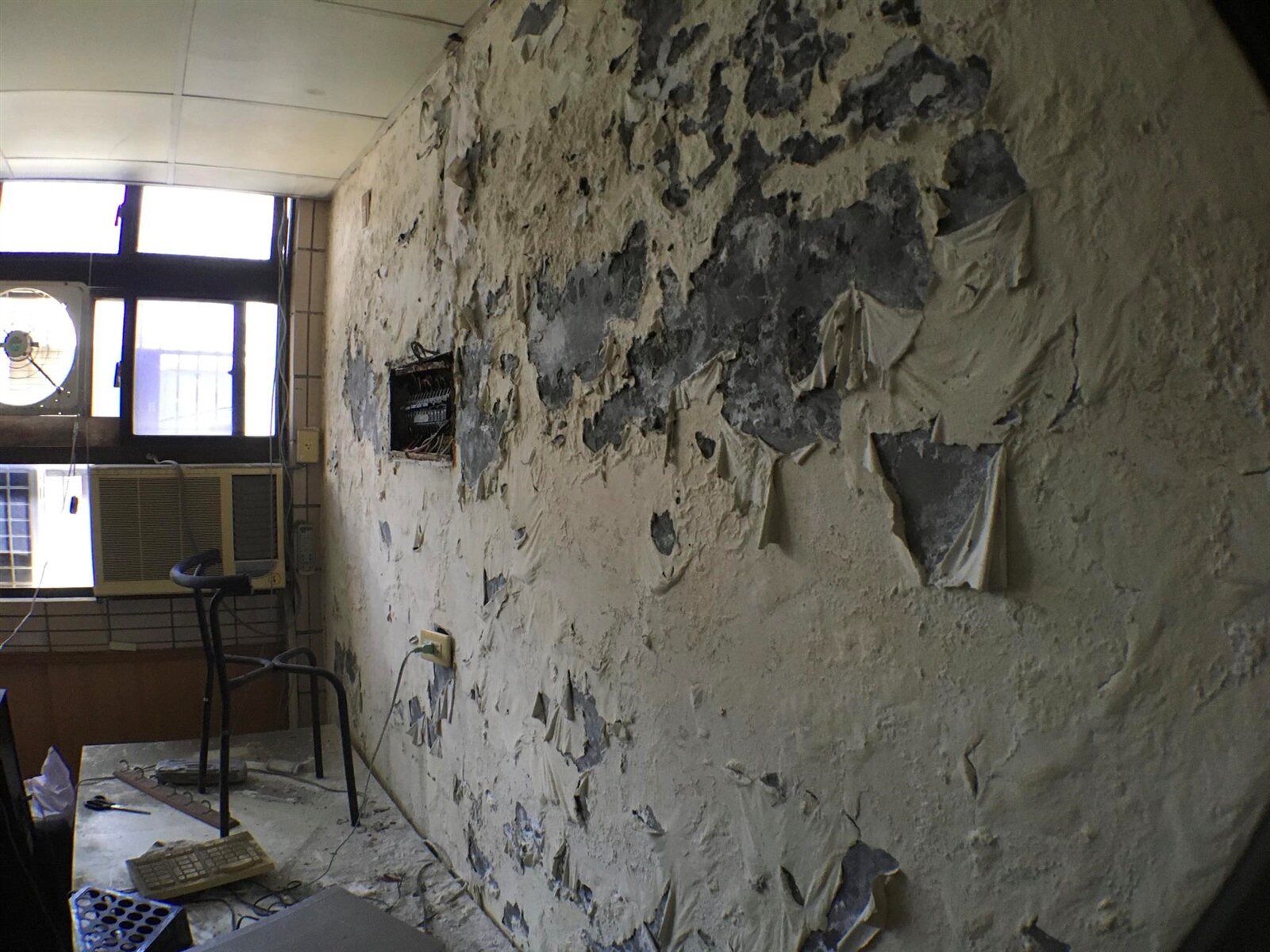 鄰房增加承載土水師房屋大約一半的重量,載重過大,導致牆體裂縫越來越大,下雨時雨水沿著裂縫滲入鄰房。圖/住宅消保會顧問吳翃毅博士提供