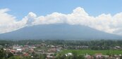 印尼火山灰噴發高度達3公里　出現火山灰雨　未傳出傷亡