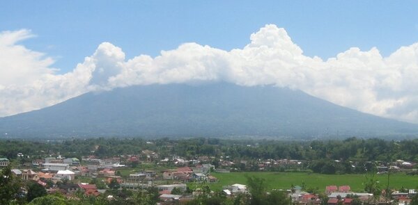 印尼當地時間3日下午2時54分，蘇門答臘島馬拉皮火山發生大規模噴發，火山灰噴發高度達到3公里，目前未傳出傷亡損害。圖／維基百科