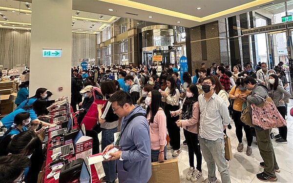 新竹巨城周年慶首四日業績達13.7億元(含遠東SOGO新竹店),較去年同期成長5.5%、累計來客近45萬人次,4天業績已逼近全檔期業績(28.8億)的一半。圖/巨城提供