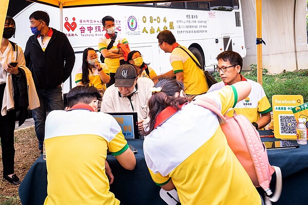 永義房屋同仁們與民眾一大早在捐血車外面排隊等候獻血,共同為血庫注入新血。圖/永慶房產集團提供