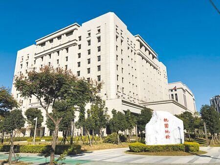 桃園市3名男子3日凌晨釀家樂福中原店大火,桃園地檢署複訊後依失火罪嫌諭令2萬元交保,但僅1人繳清2萬保證金,其餘2人繳不出錢被無保請回。(蔡依珍攝)