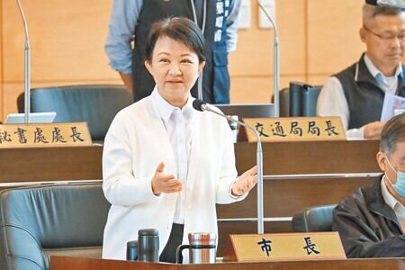 針對交通部開放各縣市政府可研擬騎樓停車免舉發的區域、時段及時期,台中市長盧秀燕4日在議會備詢時表示,她個人傾向台中市可放寬執法,但仍要與其他縣市討論。(林欣儀攝)