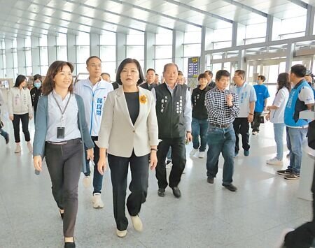 雲林縣長張麗善(前左二)上個月前往高鐵雲林站拜訪,希望加開雲林站班次,4日表示雲林站只有每周四增開北上1班次,無法滿足民眾需求。(本報資料照片)