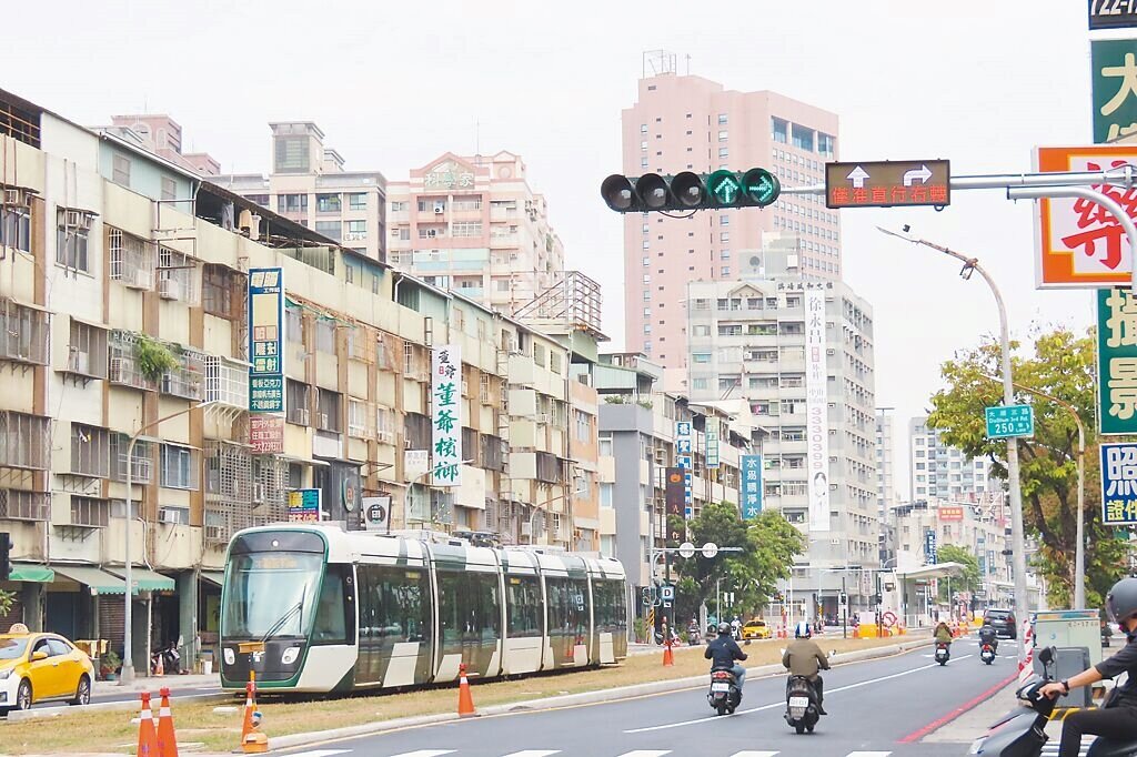 網友上網發文「什麼時候該禮讓輕軌？」，高雄市交通局表示，只要按照路口號誌燈號指示，就能夠確保行車安全。（高雄市交通局提供／任義宇高雄傳真）