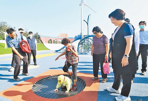 去年底動工的彰化縣伸港鄉西濱慶安水道水岸遊憩公園,預計今年底能夠竣工啟用,日前縣長王惠美(前排右)特別率隊視察,待驗收完成並取得遊具合格檢驗報告後開放使用。(彰化縣政府提供/吳建輝彰化傳真)