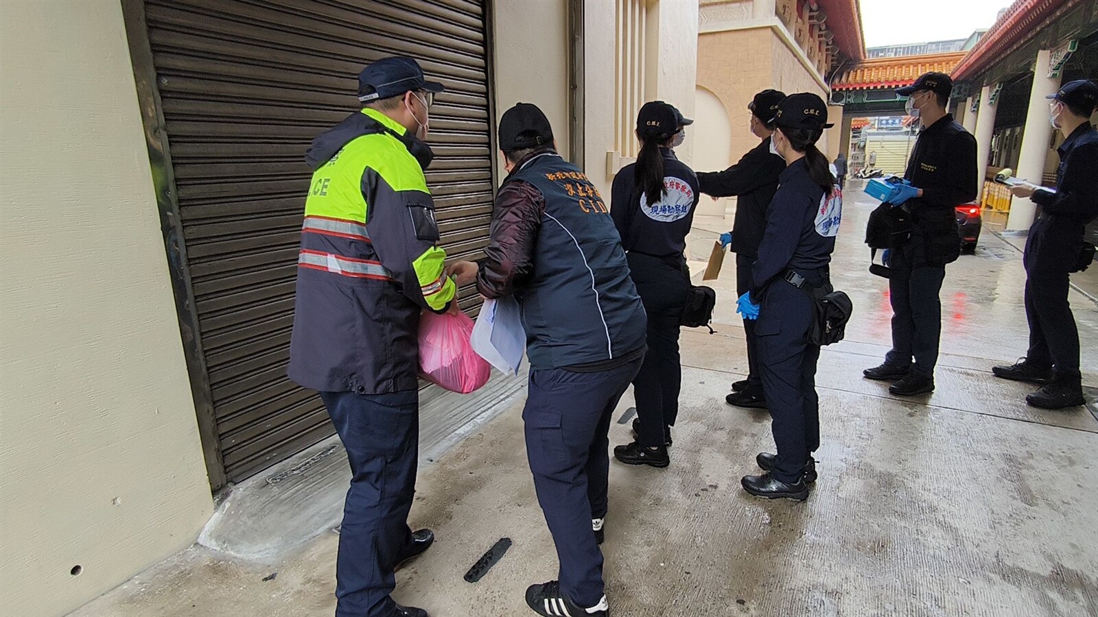 警方拿著現場證物等待檢察官相驗。記者黃子騰／攝影 