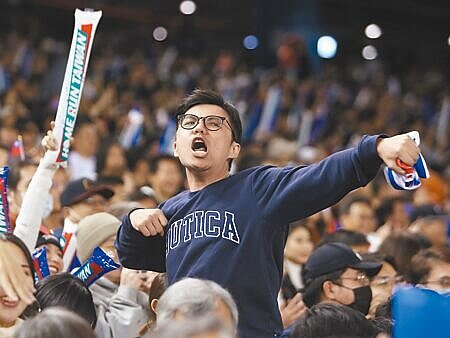 亞洲棒球錦標賽3日在台北大巨蛋開幕,首場中華台北擊敗韓國,國民黨總統參選人侯友宜在臉書發文,感嘆當年大巨蛋被冠上五大弊案之首,暗酸民眾黨總統參選人柯文哲。(本報資料照片)