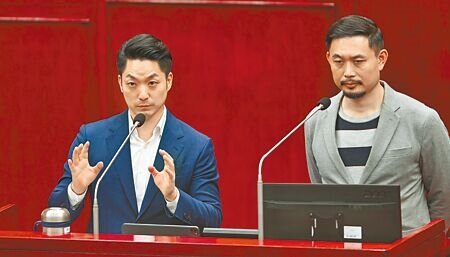 台北市明年起租借YouBike前30分鐘免費,議員陳炳甫4日認為應限定非尖峰時段才免費,鼓勵民眾使用綠色運具的效果會更顯著。市長蔣萬安(左)表示,會再研議施行時段,期望能滿足各時段民眾需求。(季志翔攝)