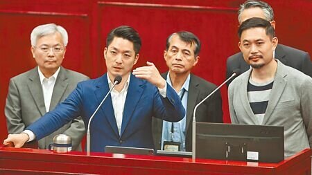 悠遊卡公司推出「我的減碳存摺」活動,台北市議員李柏毅4日發現,悠遊卡公司與北市府公布標準不一,更有民眾疑利用通勤月票累積超過80次抽獎,相當不合理。市長蔣萬安(左二)回應,會再檢討活動規則,避免民眾鑽漏洞。(季志翔攝)