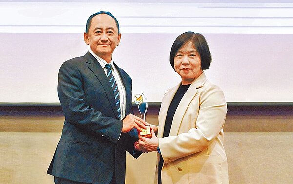 宏泰人壽投資長趙中育(左)。圖/宏泰人壽提供