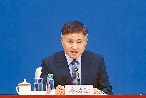 大陸房市持續低迷,中國人民銀行行長潘功勝4日表示,在堅持「房住不炒」定位下,要弱化房地產市場風險水準,防範房市風險外溢。圖/中新社
