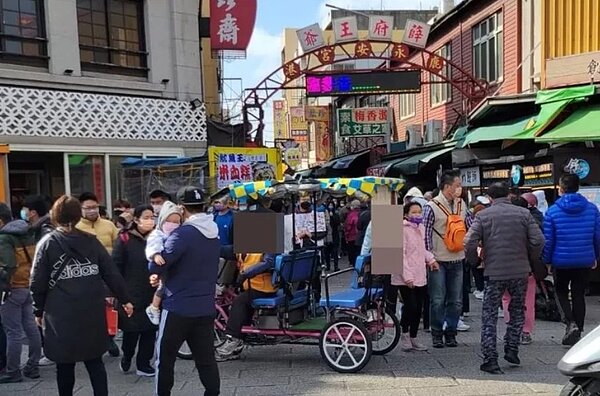 彰化縣鹿港鎮觀光三輪車就地停車讓遊客到商店街逛街。圖／民眾提供
