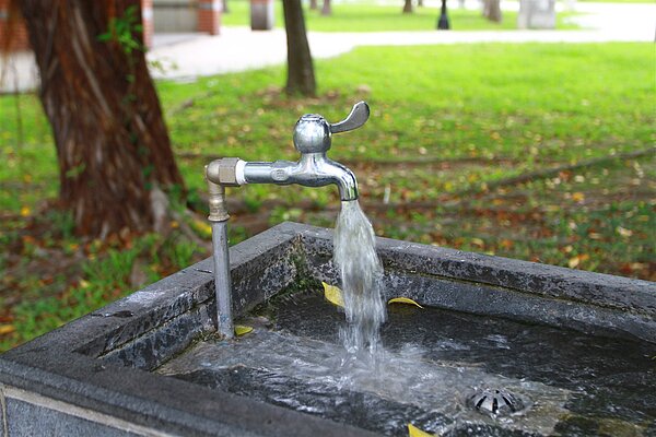 自來水公司為辦理「關西淨水場供電設備檢驗、關西淨水場及芎林系統機電設備汰換工程」,本周五(8日)上午9時至晚間8時止,關西、新埔地區共計11小時停水施工,預計影響約5400戶。記者黃羿馨/攝影
