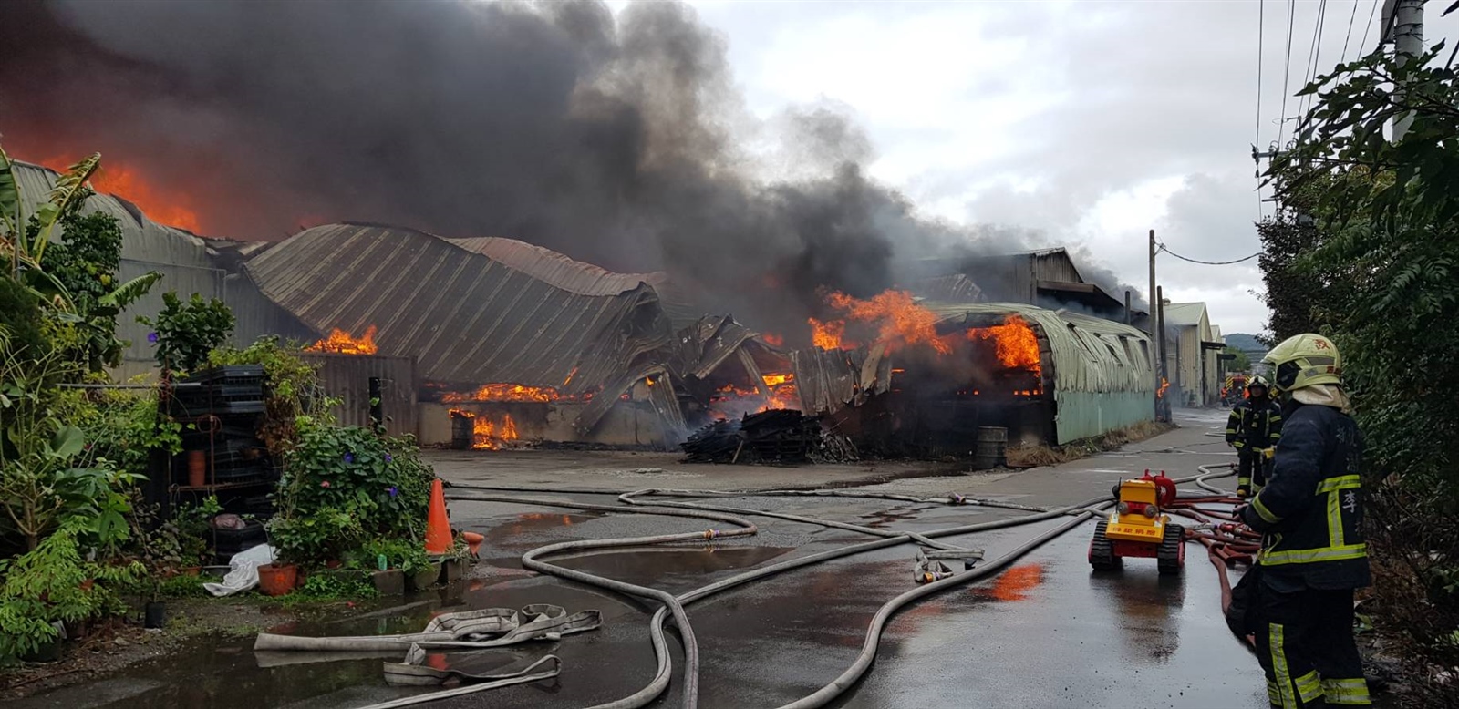 鐵皮工廠遭大火吞噬並冒出濃煙。記者曾伯愷／攝影 