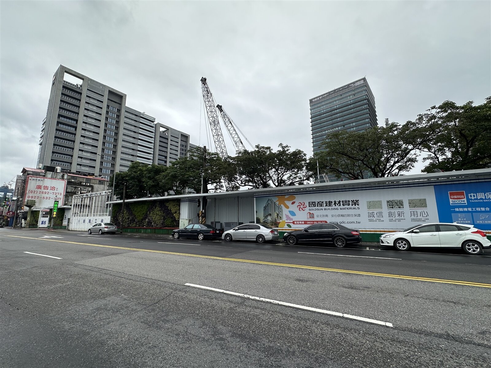 國產建材實業與北市府於南港區西新里周邊工業用地,合建20層新大樓,市府分得10層樓、約7000坪空間,規畫當衛生局辦公室,引起在地民眾不滿。記者洪子凱/攝影