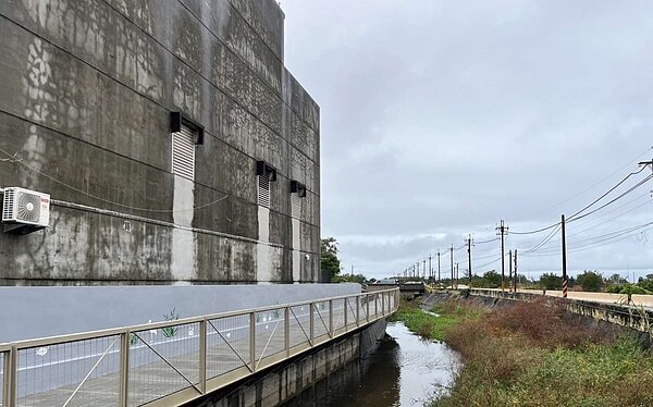 海山港路人行環境改善工程年底完工。圖/新竹市政府提供