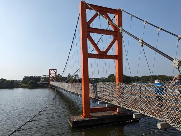 葫蘆埤自然公園地景優化及吊橋修繕工程完工。圖／台南市觀旅局提供
