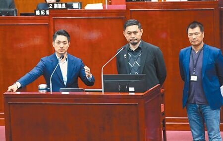 
亞洲棒球錦標賽在台北大巨蛋登場，衍生黃牛票問題，台北市議員秦慧珠5日要求北市府訂定自治法規遏止黃牛票。市長蔣萬安（左）回應，將由北市法務局邀集局處研議。 （鄭任南攝）
