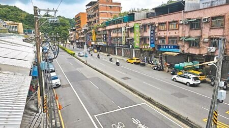 基隆市政府積極向中央爭取預算,提升人行通行安全環境,今明兩年已獲補助19案、7.3億元。圖為預計在今年底發包施工的基隆市南榮路。(張志康攝)