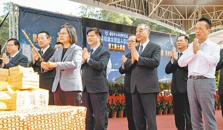 
由國家中山科學研究院主導，嘉義縣「民雄航太暨無人機院區」第1期工程5日開工動土，由蔡英文總統（第一排）親自主持，行政院副院長鄭文燦（第二排左至右）、國安會祕書長顧立雄、 總統府祕書長林佳龍、國防部長邱國正、縣長翁章梁等人一同參拜、持金鏟動土。（呂妍庭攝）
