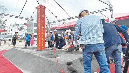 台東縣第1座「全民運動館及青少年福利服務中心」5日辦理動土,為地上3層樓建築,設有戶外廊道、各式運動器材及攀岩場,預計2026年完工啟用。(蕭嘉蕙攝)