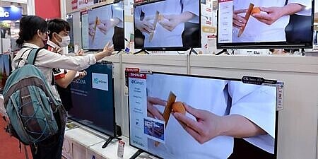 TrendForce研究指出,12月電視面板還是維持小跌,主流尺寸面板平均下跌1~2美元,IT面板價格也撐不住,12月反轉向下。圖∕本報資料照片