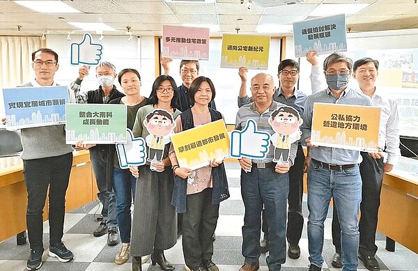 台南市政府都發局長徐中強(前排右二)強調,台南公宅持續推進中,預計2025年即有3案可提供入住。圖/曹婷婷攝