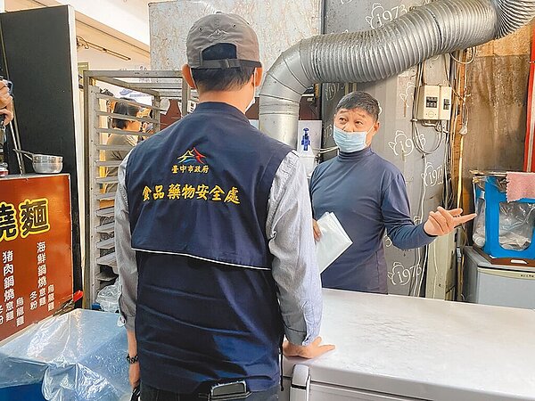 台中一中商圈1家連鎖甜甜圈店,遭爆老鼠出沒,台中市食安處5日派員前往現場稽查。圖/台中市政府提供