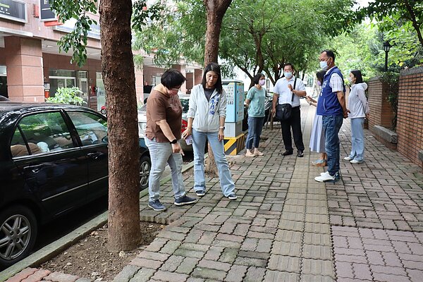 台中市西屯學校人行道凹凸不平,議員張廖乃綸(左二)與市府人員會勘。圖/張廖乃綸提供