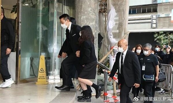 劉德華神情哀戚帶妻女走進殯儀館。圖/摘自微博
