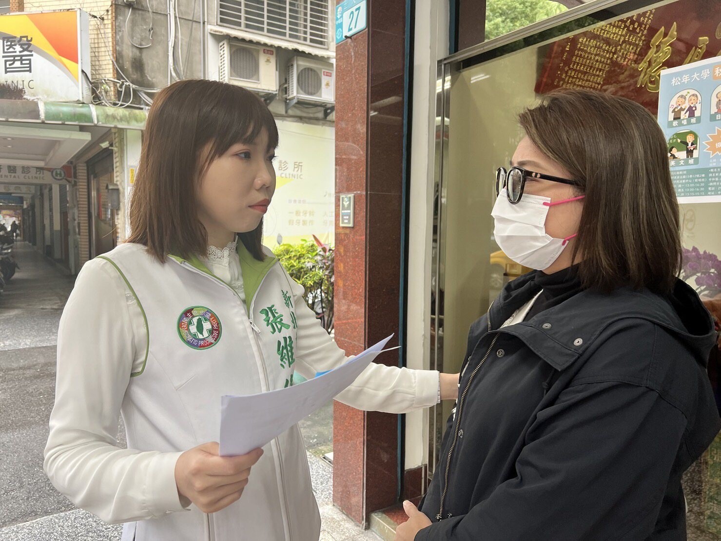 洪小姐（右）在新北市議員張維倩陪同下說明事發狀況。記者江婉儀／攝影