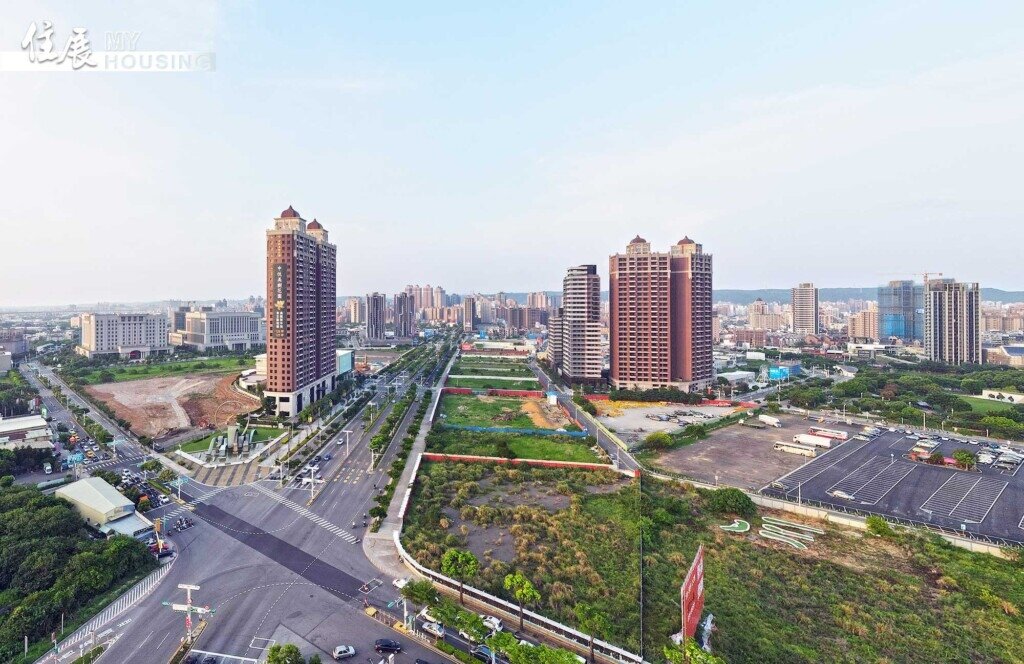 桃園市府周邊、中路重劃區(如圖)及龍壽地區,屬同一生活圈,發展現況和房價卻差異不小。